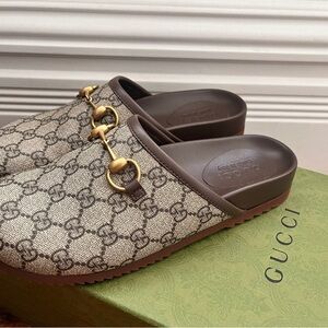 Gucci Women's Beige Monogram Clogs with Gold Detail